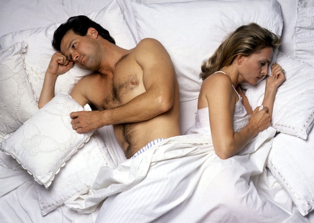 Frau im Bett mit einem Mann mit schlechter Kraft, wie man aufzieht